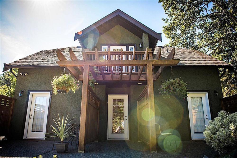 Guest Suites On Benvenuto Brentwood Bay エクステリア 写真